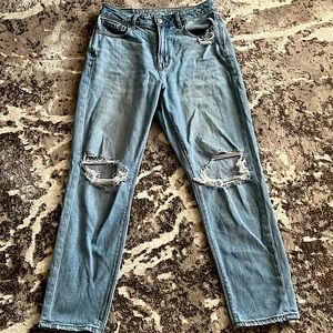 AMERICAN EAGLE RIPPED JEANS
